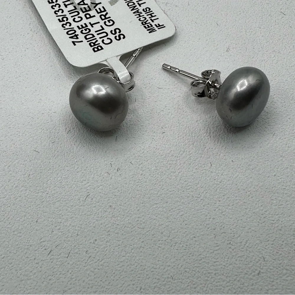 Cultured freshwater button‎ pearl stud earrings NWT